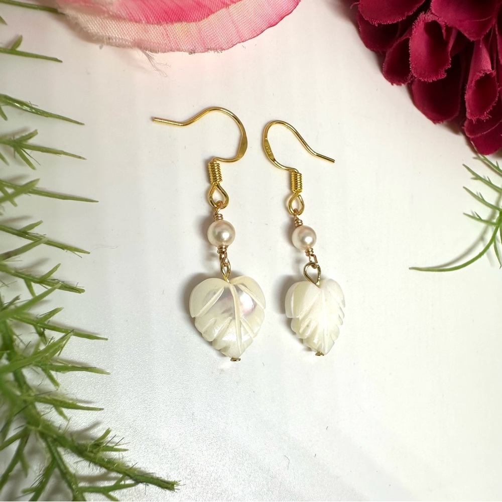 NEW⚜️925 Mother Of Pearl & Freshwater Pearl Carved Earrings - Picture 2 of 5